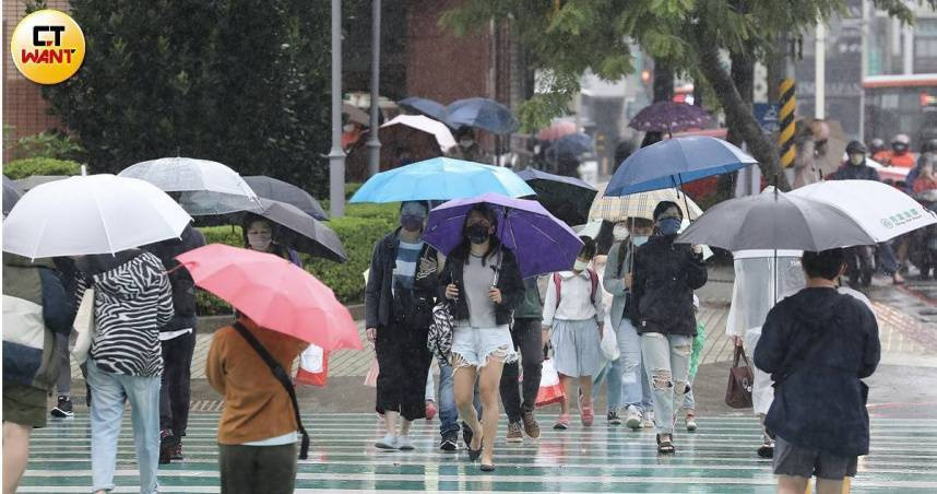 氣象署稍早發布大雨特報，警戒範圍包括台南市、高雄市及屏東縣。（示意圖／劉耿豪攝）